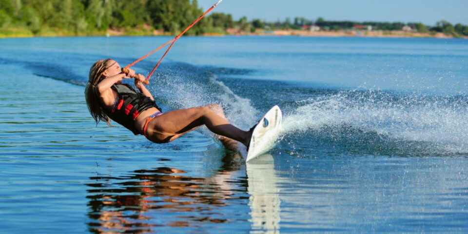 Wakeboarderin auf einem See